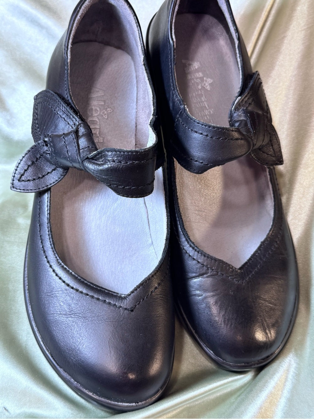 Alegria Black Patent Leather Non-slip Low Heel Mary Janes with Bow Accent sz 38